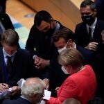 La canciller alemana Angela Merkel intercambia opiniones ayer con el presidente del Gobierno español, Pedro Sánchez, y con su homólogo francés, Emmanuel Macron, en un momento de la cumbre