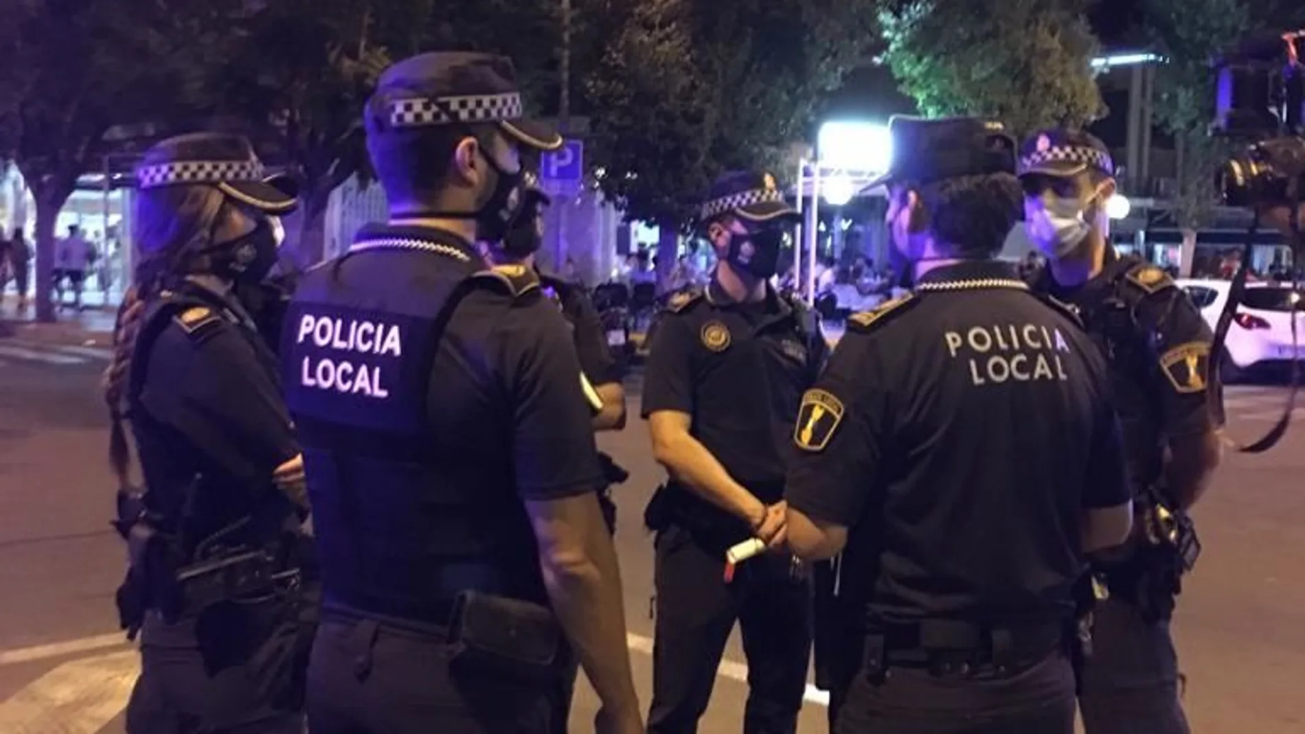 Las Policías Locales han redoblado esfuerzos para exigir el uso de las mascarillas sobre todo en zonas de ocio