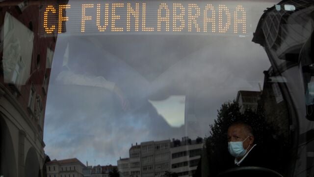 El autobús del Fuenlabrada, en las afueras del hotel NH Finisterre en La Coruña