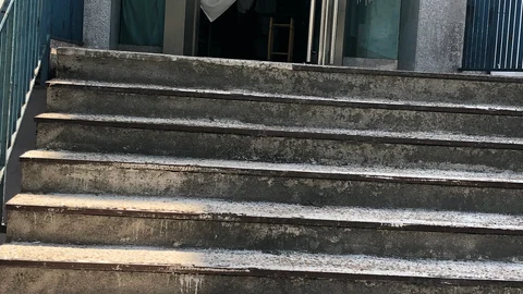 Una antigua sucursal bancaria es el último de los locales okupados en la calle Virgen de Icíar