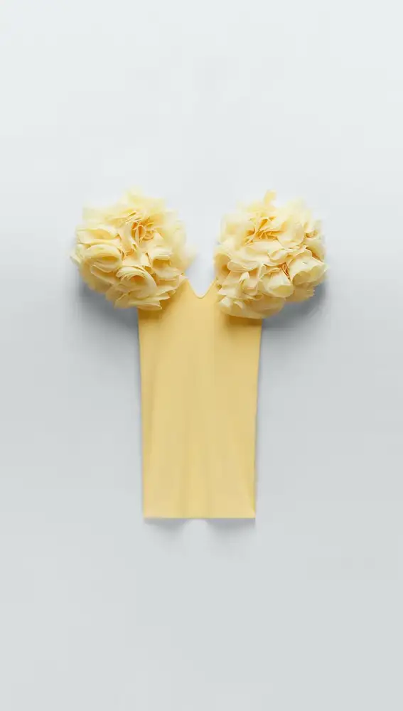 Vestido amarillo con mangas de organza.
