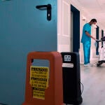 Técnico de Clece trabajando en la desinfección de una residencia con el robot Xenex