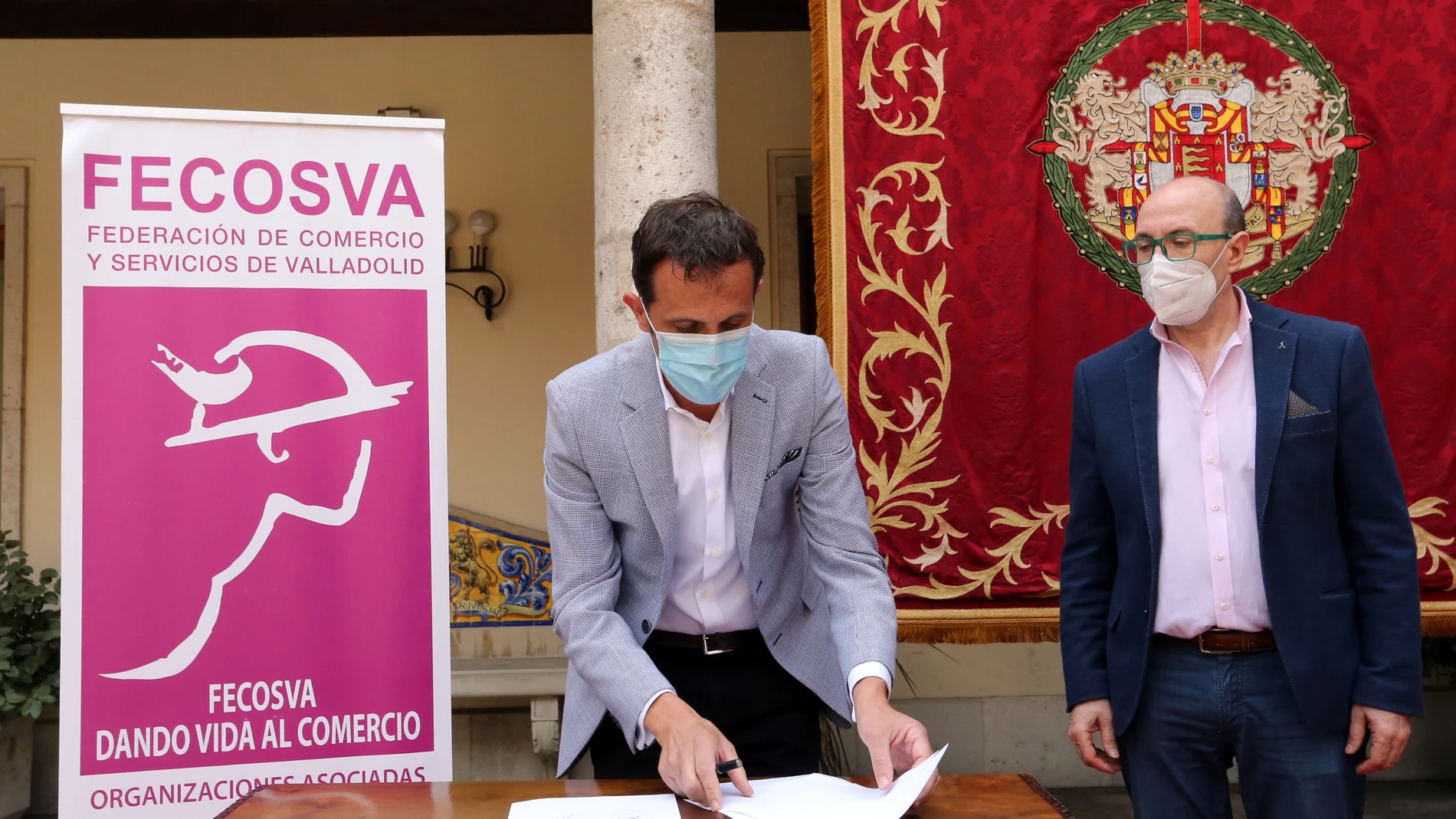 El presidente de la Diputación de Valladolid, Conrado Íscar, y el presidente de Fecosva, Jesús Herreras, durante la firma del convenio de colaboración entre ambas entidades para la campaña de promoción "Bono Vecino. Consumir en tu pueblo tiene premio"