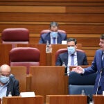 Intervención del presidente de la Junta, Alfonso Fernández Mañueco, en las Cortes, ante Francisco Igea y Raúl de la Hoz
