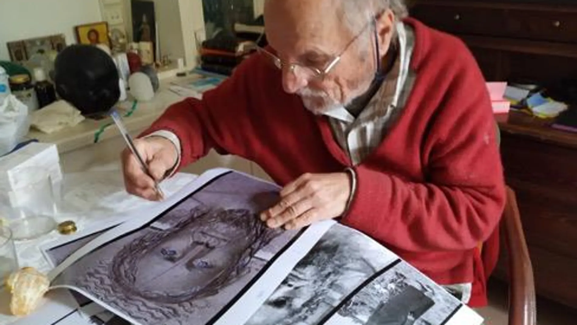 El artista Antonio López trabajando en los bocetos de las nuevas puertas en su taller