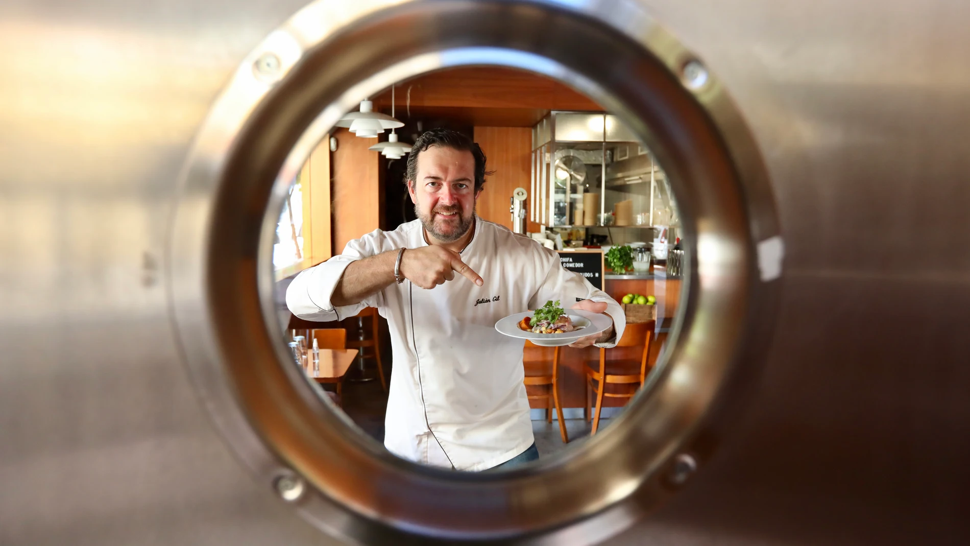 Julián Gil, cocinero del restaurante Chifa. Yo abro en verano.