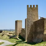 La muralla de Artajona se parece a un Ávila en minuatura.