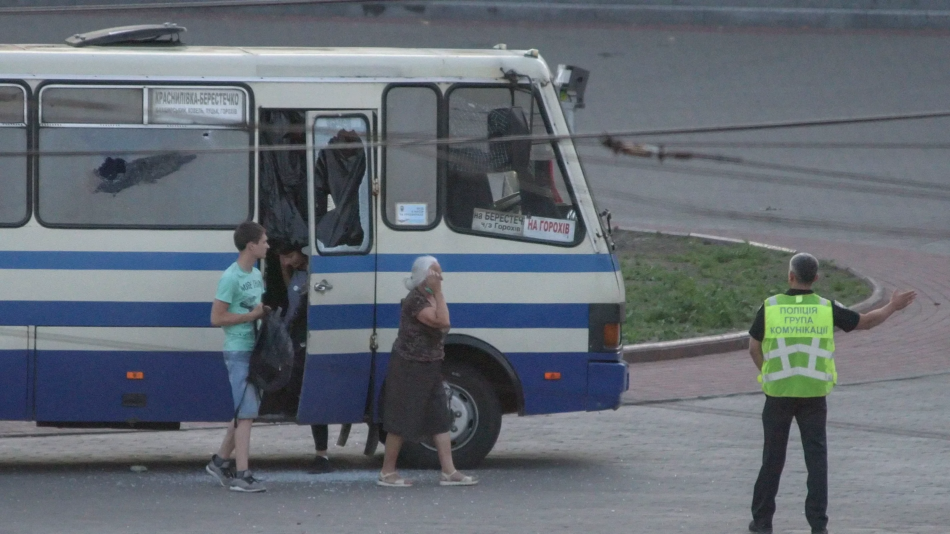 Los secuestrados salen del autobús en la ciudad de Lutsk en Ucrania