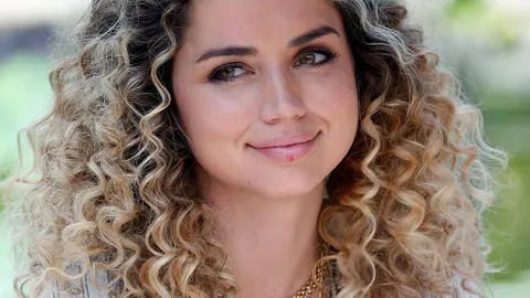 Ana de Armas presume de pelo rubio y rizado.