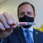 BRA01. SÃO PAULO (BRASIL), 21/07/2020.- Fotografía cedida por el Gobierno de Sao Paulo que muestra al gobernador João Dória mientras sostiene una de las vacunas contra el nuevo coronavirus desarrollada por el laboratorio chino Sinovac, este lunes en una Clínica de Sao Paulo (Brasil). Las primeras dosis de la vacuna contra el nuevo coronavirus desarrollada por el laboratorio chino Sinovac empezaron a ser aplicadas este lunes a un grupo de voluntarios, todos ellos profesionales de la salud del Hospital de las Clínicas de Sao Paulo. EFE/ Cortesía Gobierno de Sao Paulo/SOLO USO EDITORIAL/NO VENTAS/NO ARCHIVO