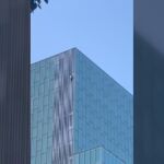 Un youtuber francés escala sin equipo la fachada de un hotel de Barcelona