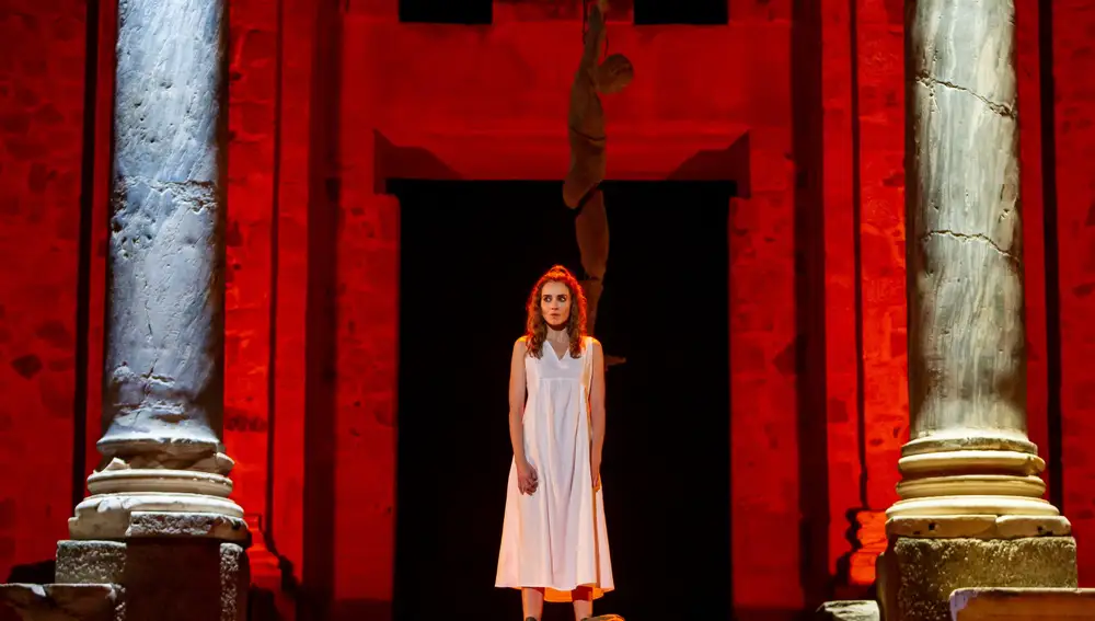 Irene Arcos, como Antígona, en el escenario romano de Mérida