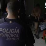 Agentes de Policía Municipal de Madrid y Policía Nacional desmantelan tres 'narcopisos' en el distrito de Tetuán.