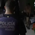 Agentes de Policía Municipal de Madrid y Policía Nacional desmantelan tres &#39;narcopisos&#39; en el distrito de Tetuán.
