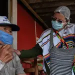 Una enfermera revisa a un hombre de origen indígenas en Suba, Bogotá, durante la pandemia de COVID-19.OPS/KAREN GONZÁLEZ ABRIL22/07/2020