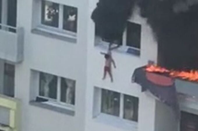 Rescate de dos niños en Grenoble durante un incendio
