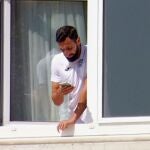 José Rodríguez, jugador del Fuenlabrada, se asoma este miércoles a una de las ventanas del hotel Finisterre de A Coruña