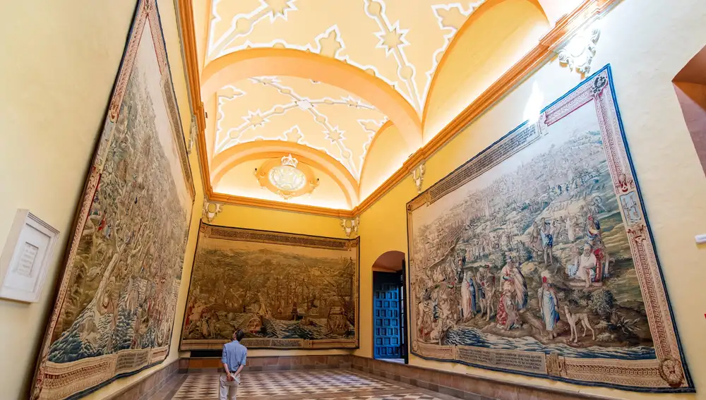 La serie de los seis grandes tapices del siglo XVIII que decoran el Salón de los Tapices del Alcázar de Sevilla lucirán desde hoy recién restaurados, una vez finalizadas las tareas de limpieza y recosido de costuras a las que han sido sometidos y en las que se han invertido casi 18.000 euros.