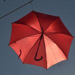 Paraguas rojo de stock