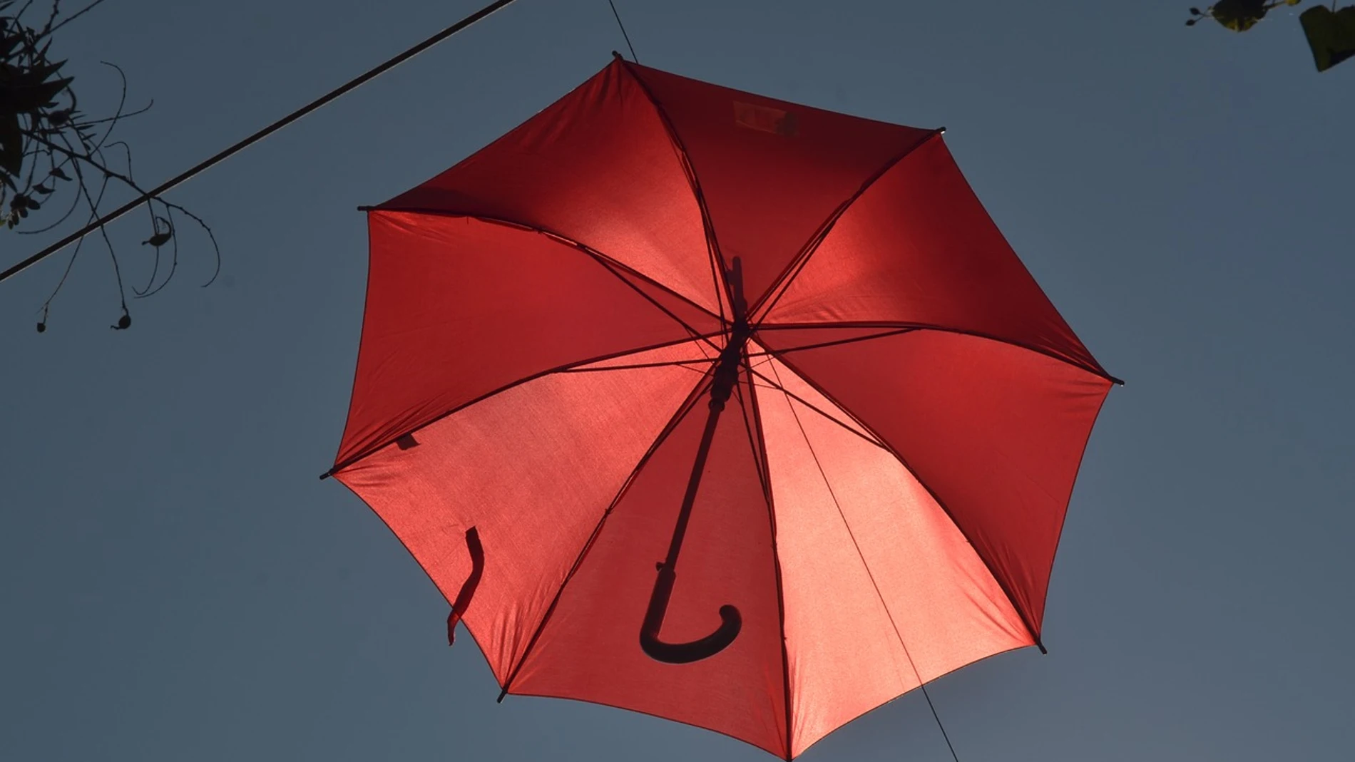 Paraguas rojo de stock