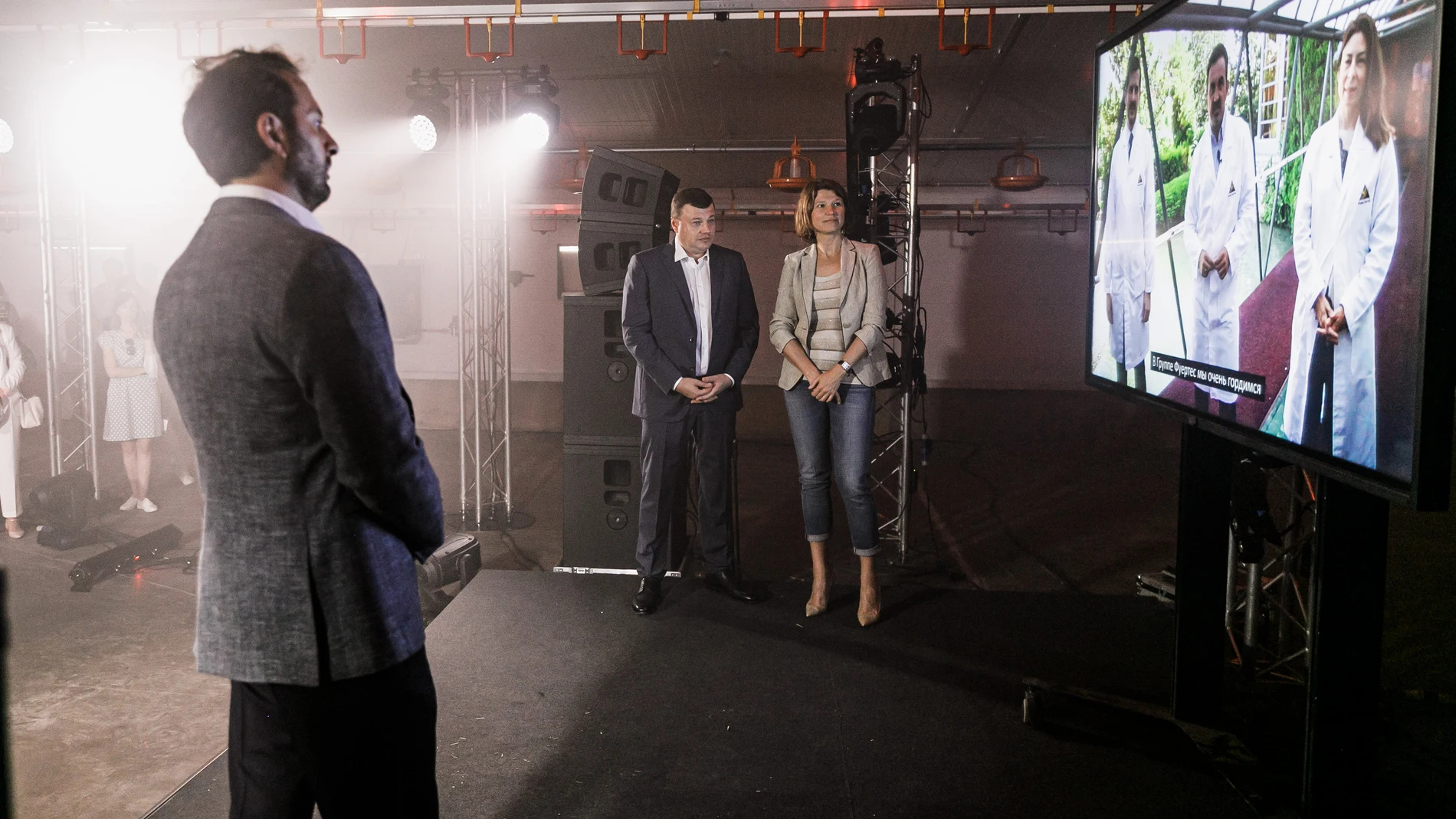 El presidente Ejecutivo de Grupo Fuertes, Rafael Fuertes (centro), la directora corporativa de Recursos Humanos, María José Cánovas Fuertes, y el director Corporativo de Estrategia, Augusto Fuertes; en la pantalla, la viceministra de Agricultura de la Federación rusa, Oksana Luth, el jefe de la Administración de la Región de Tambov, Alexander Nikitin, así como el CEO del Grupo Cherkizovo, Sergey Mikhailov