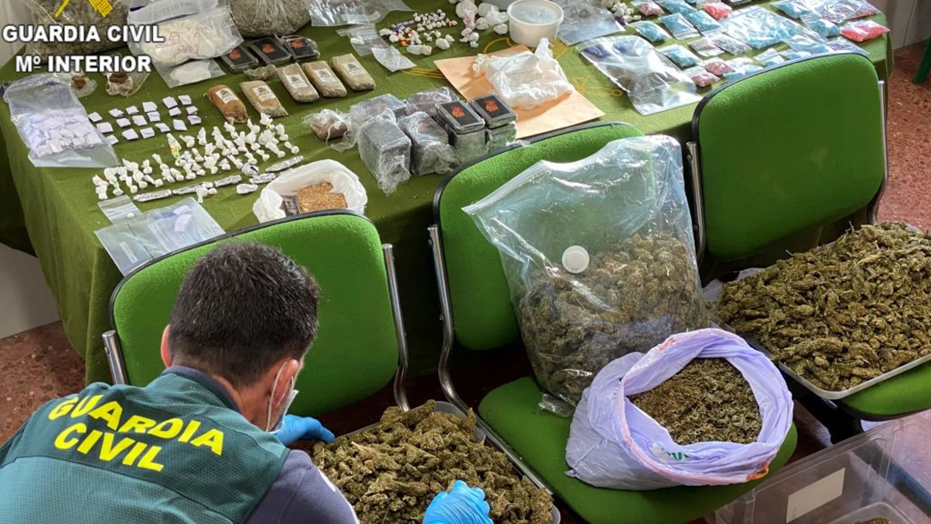 En la operación Tertium , la Guardia Civil de Requena ha conseguido detener a 49 personas vinculadas con el tráfico de drogas, y aprehenderse de gran cantidad de estas sustancias