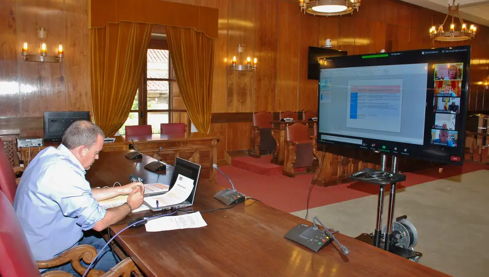 El presidente de la Diputación de Zamora, Francisco José Requejo, durante la reunión