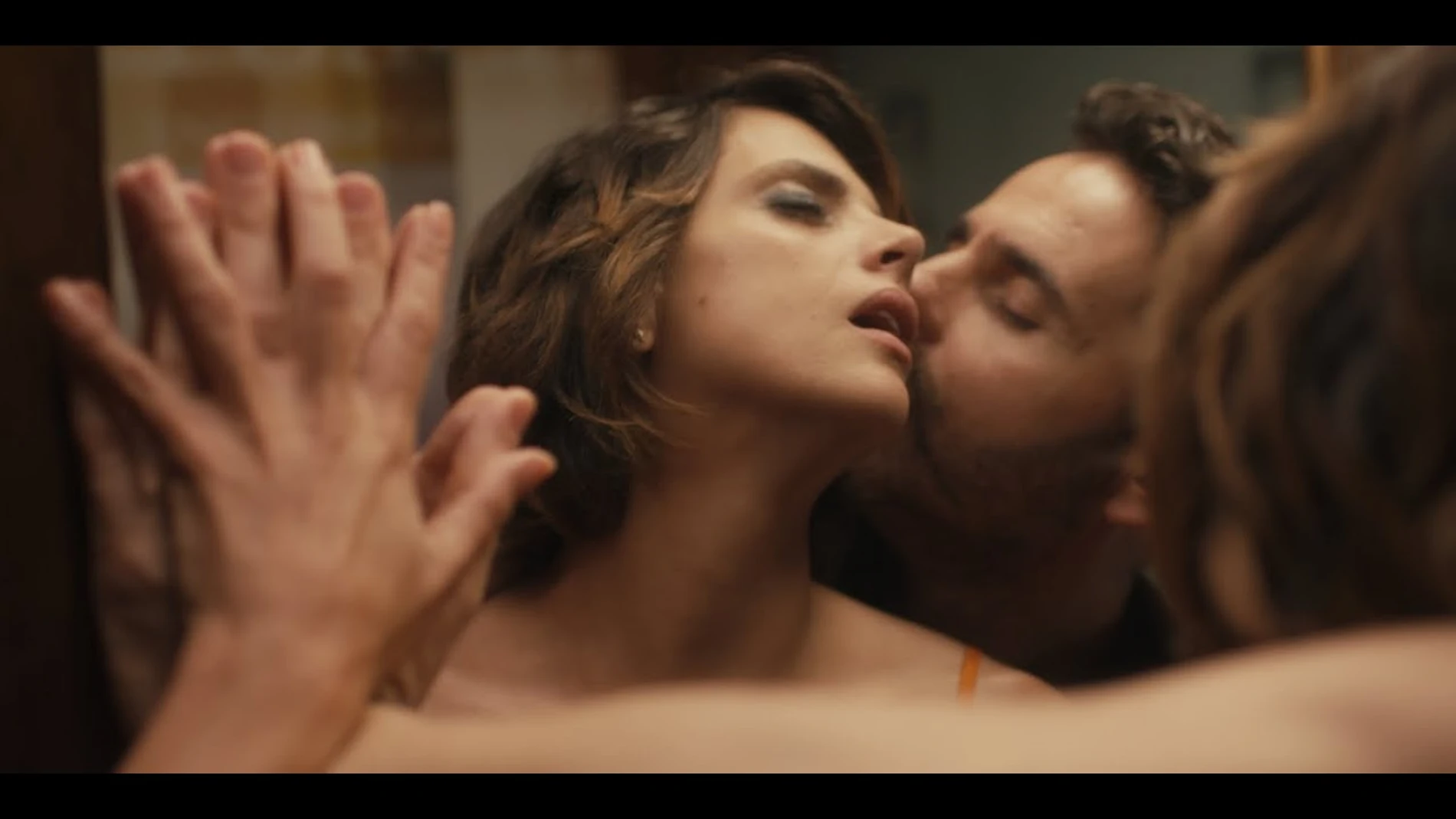 En "Amor en polvo" hay un intercambio de parejas entre Mía (Macarena Gómez) y Lucas (Luis Miguel Seguí) y un matrimonio en crisis