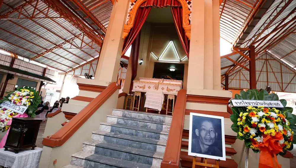 Nonthaburi (Thailand), 23/07/2020.- The picture of late Thai serial killer Si Quey on display during his cremation, at Wat Bang Phraek Tai temple in Nonthaburi province, Thailand, 23 July 2020. The cremation was held after 60 years from his execution. The body had been taken for medical studies and preserved in a glass case at the Medical Museum of Siriraj Hospital. Si Quey was arrested in 1958 and convicted for murdering and eating seven children. He was executed in 1959 at Bang Kwang prison. (Tailandia) EFE/EPA/NARONG SANGNAK