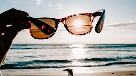 Evitar frotarnos los ojos, no secarnos con toallas ajenas, mantenerlos hidratados y utilizar gafas para el baño y el sol es fundamental