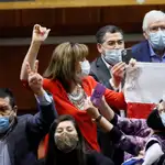Senadores opositores chilenos celebran la aprobación de la ley que permite a los ciudadanos retirar parte de su fondo de pensiones