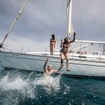 A bordo del «Beluga», Miquel, Amparo y Miriam disfrutan de una mañana de baño y buceo en el Mediterráneo