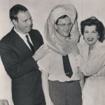 Wally Cox, entre Marlon Brando y Eileen Barton, en Las Vegas, en 1955