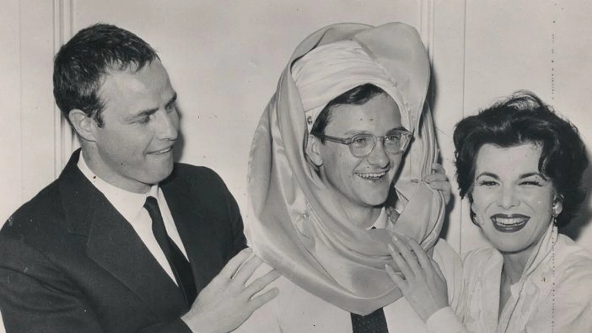 Wally Cox, entre Marlon Brando y Eileen Barton, en Las Vegas, en 1955