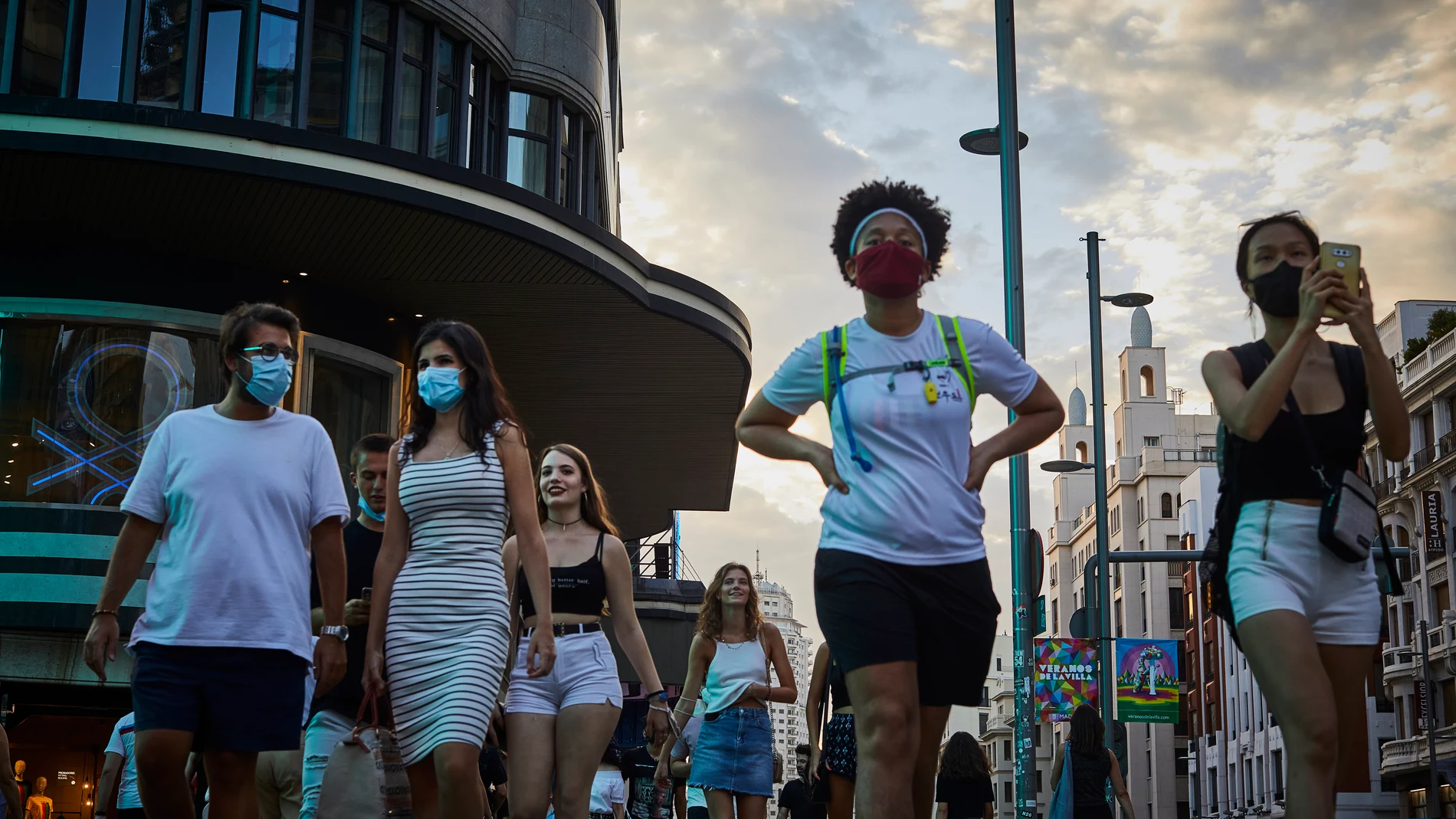 Ciudadanos de Madrid se mueven el metro y transporte publico con mascarillas para evitar contagios del Covid 19