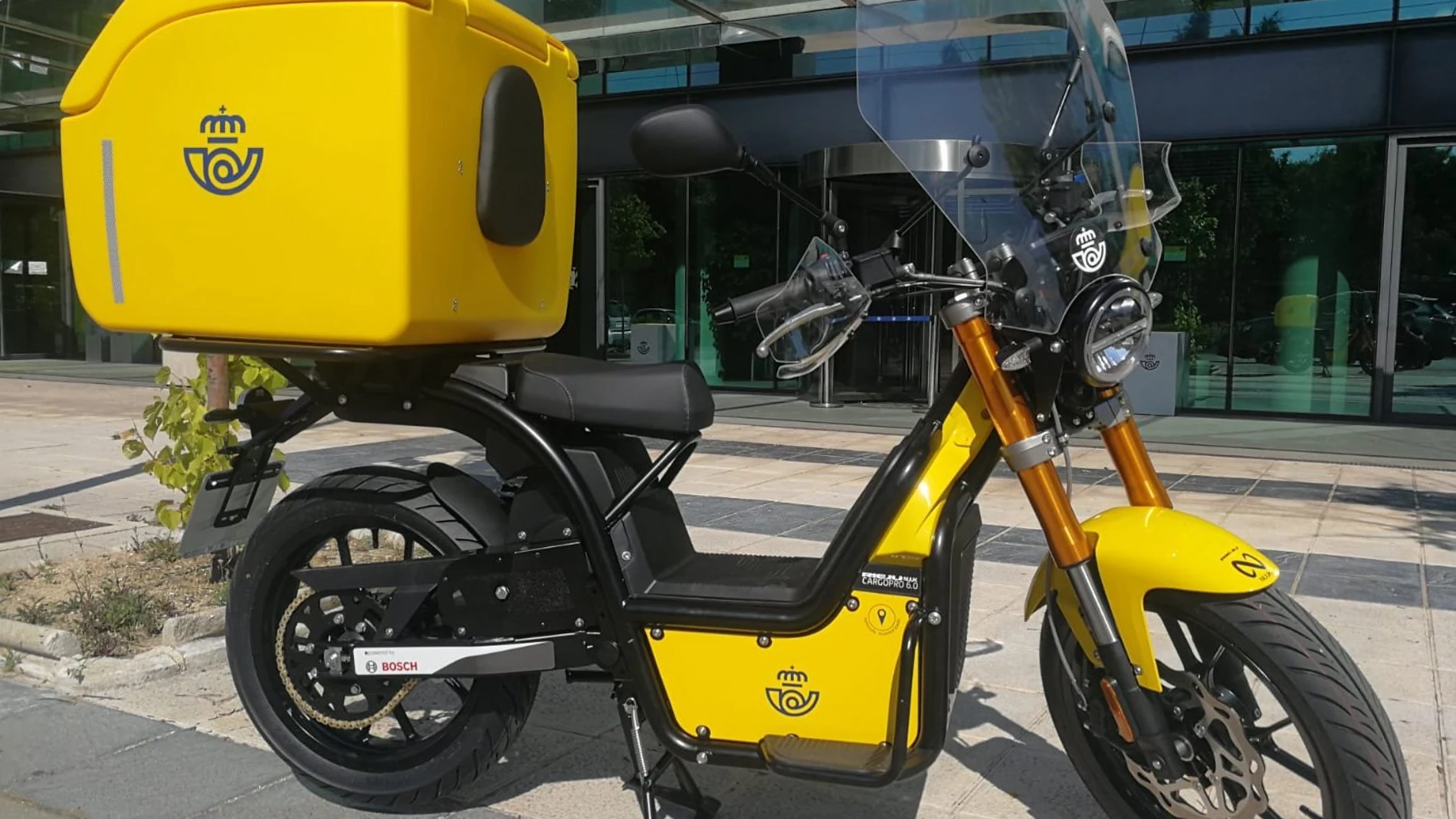 Una de las 600 motocicletas eléctricas de Correos