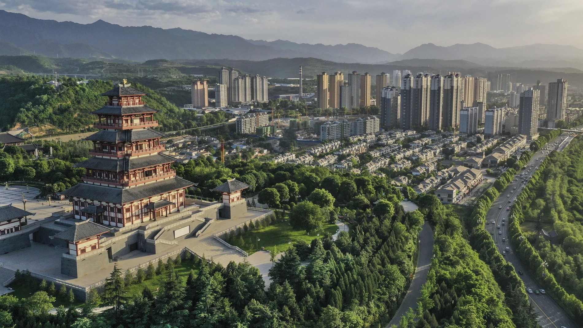 (190525) -- SHAANXI, 25 mayo, 2019 (Xinhua) -- Imagen del 22 de mayo de 2019 de una vista aérea del Pabellón Shigu, en Baoji, en la provincia de Shaanxi, en el noroeste de China, el 25 de mayo de 2019. Baoji ha estado promoviendo el desarrollo verde mediante el fortalecimiento de los esfuerzos de protección ambiental, como la forestación y la rehabilitación ecológica para combatir la contaminación del aire y el agua. (Xinhua/Tao Ming) (jg) (rtg)