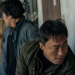 El actor surcoreano Lee Sung-min (de pie) interpreta en la ópera prima de Lee Jung-ho a un inspector de policía atormentado que deberá resolver un macabro caso