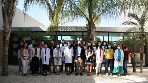 Representantes de los trabajadores y empresa del Hospital de Torrevieja.