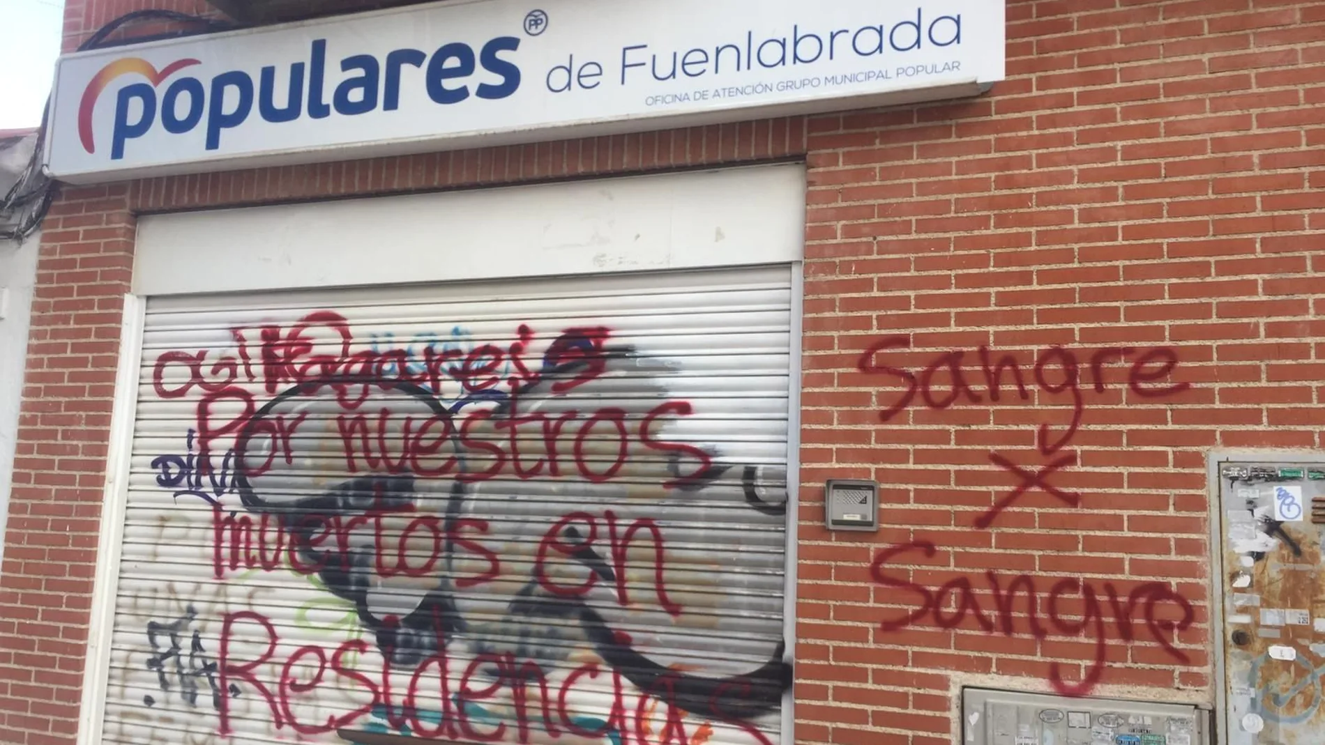 Así amaneció la sede del PP de Fuenlabrada