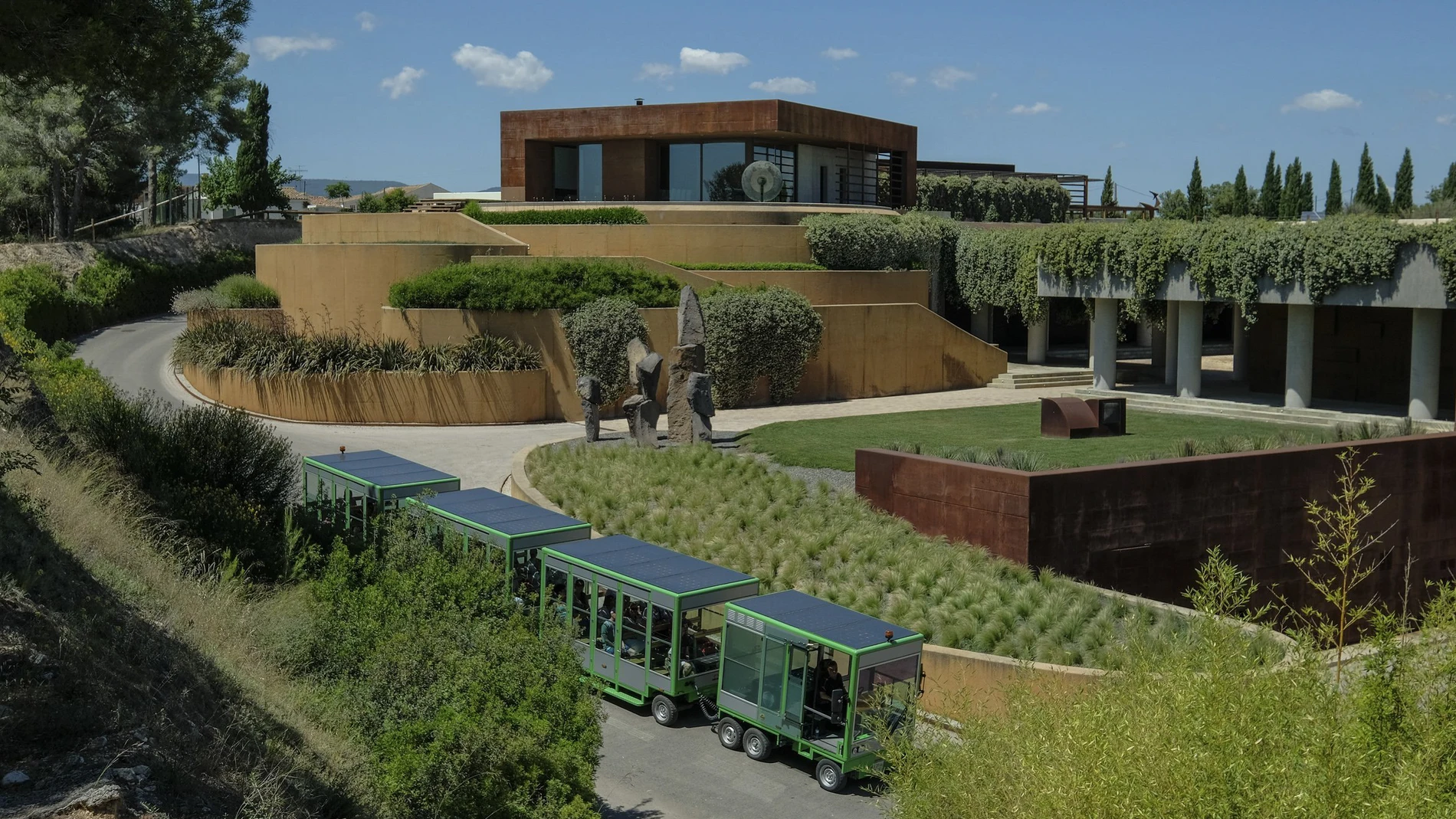 La compañía ha adquirido un tren eléctrico para utilizar en las visitas a la bodega del Penedès