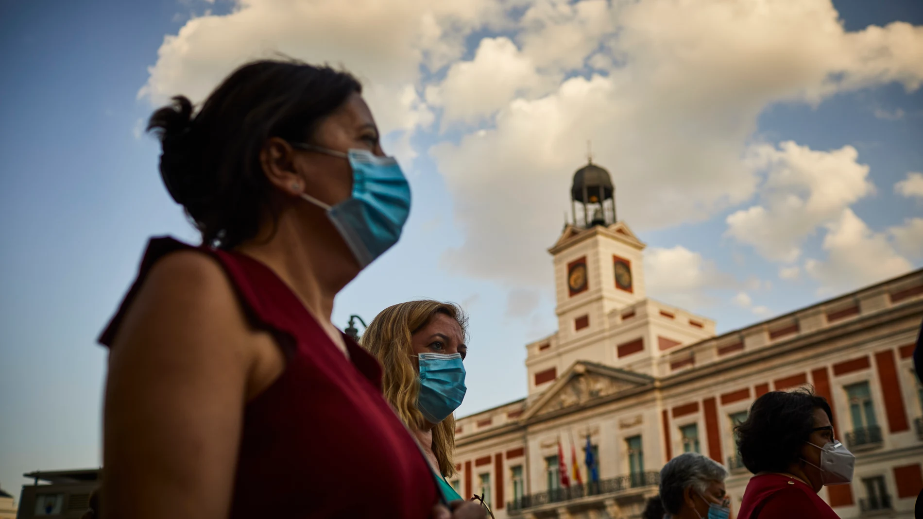 Ciudadanos de Madrid se mueven en el metro y transporte publico con mascarillas para evitar contagios