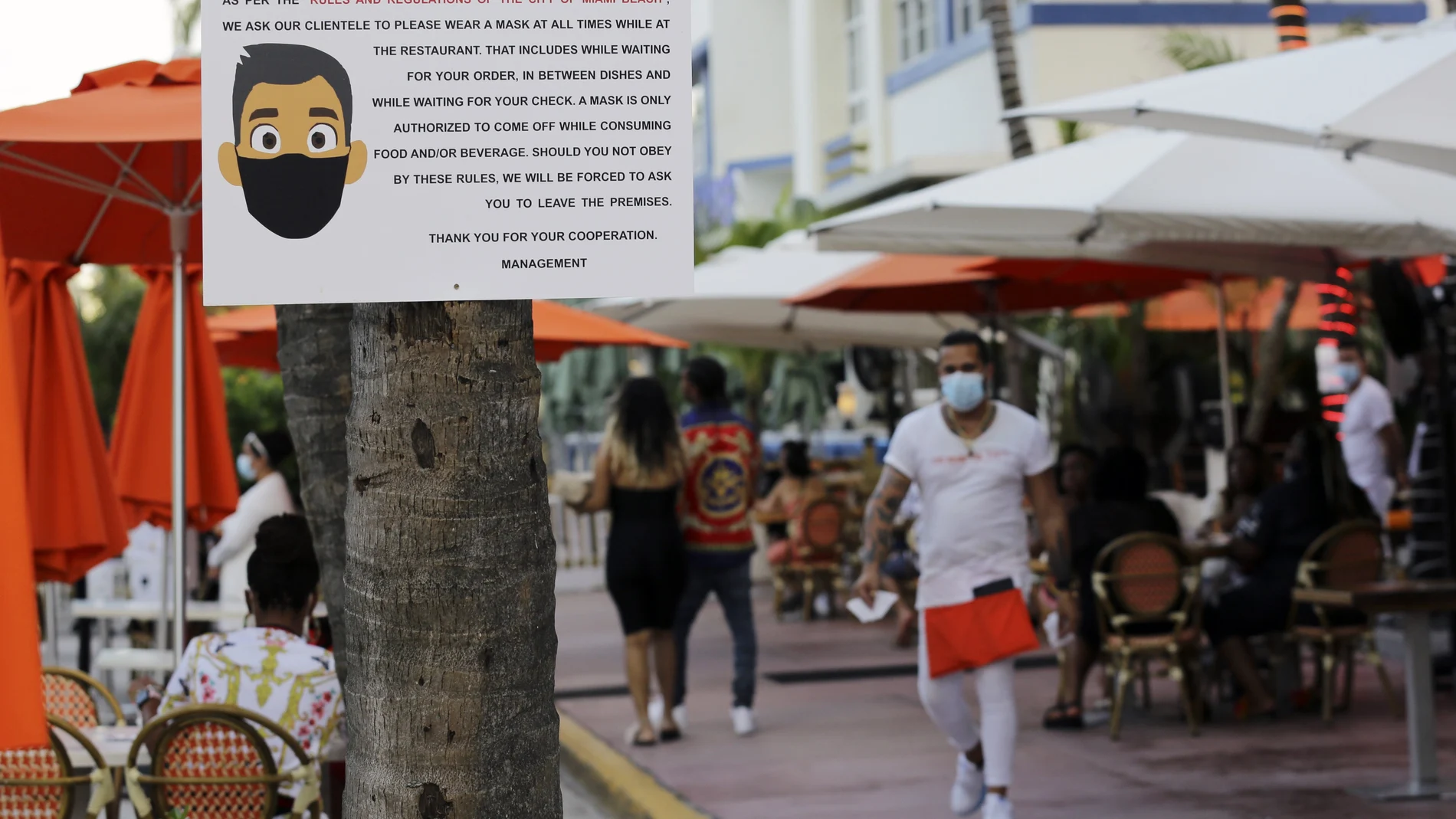 Un cartel en Miami Beach recuerdo la obligación de llevar mascarilla