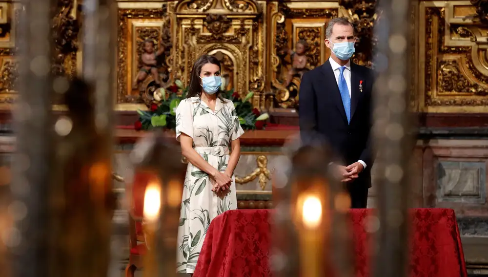 SANTIAGO DE COMPOSTELA, 25/07/2020.- Los reyes don Felipe y doña Letizia presiden la misa y la ofrenda al apostol Santiago en la iglesia de San Martiño Pinario en Santiago de Compostela, este sábado. EFE/ Ballesteros POOL