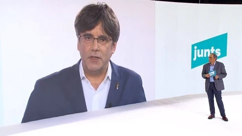 El expresidente de la Generalitat e impulsor del nuevo JxCat, Carles Puigdemont, interviene en el acto de presentación del partido. A su lado, el presidente de la Generalitat, Quim Torra.JXCAT25/07/2020