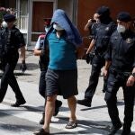 GRAFCAT9557. BARCELONA, 14/07/2020.- Mossos d'esquadra custodian a uno de los detenidos en la operación contra el terrorismo yihadista que llevan a cabo desde primera hora de la mañana en el distrito de Ciutat Vella de Barcelona. EFE/Toni Albir