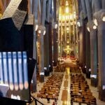 Un momento de la celebración en la Sagrada Familia de una misa por los difuntos durante la pandemia, oficiada por el cardenal Juan José Omella (pantalla) a pesar de que el Procicat no dio la autorización al acto por superar las diez personas previstas para ceremonias religiosas.