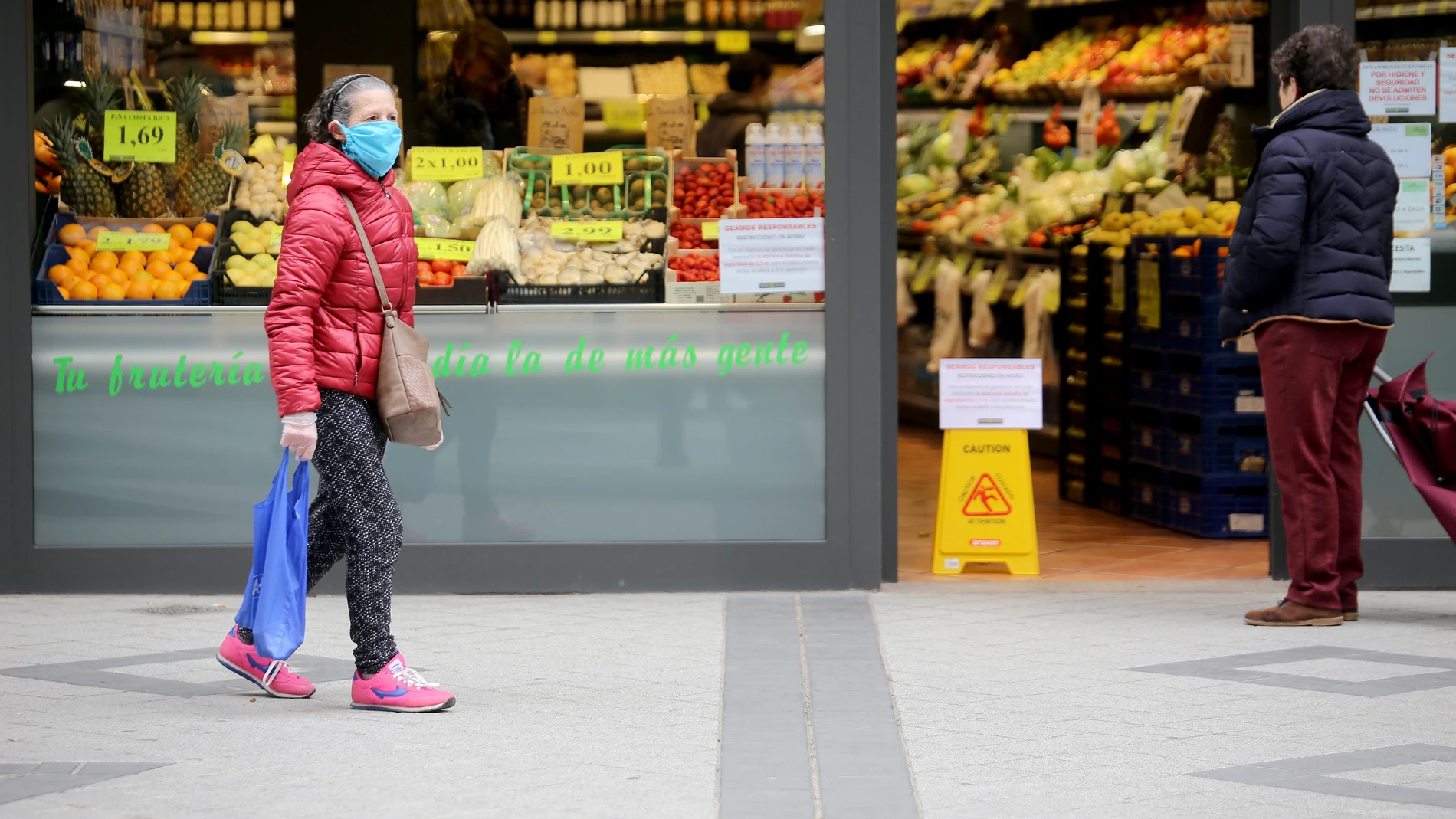 Dos mujeres esperan para entrar en una frutería de Valladolid durante el estado de alarma