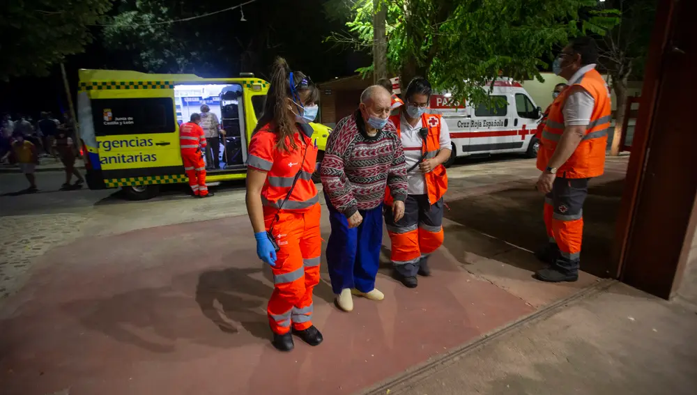 Desalojo de San Pedro del Arroyo por el incendio de una fábrica