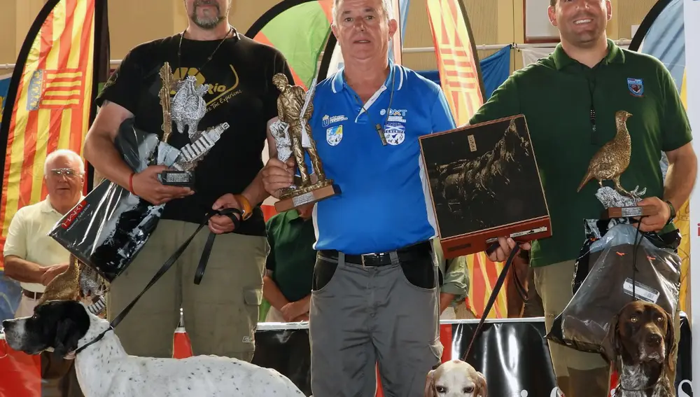 Podio con los tres primeros clasificados en el campeonato de España de San Huberto (categoría masculina). Pedro López en el centro de la fotografía.